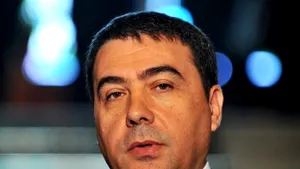 Stelian Fuia, ajutat de un executor, 