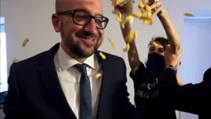 Premierul Belgiei, atacat cu maioneză şi cartofi prăjiţi la o întâlnire cu oameni de afaceri