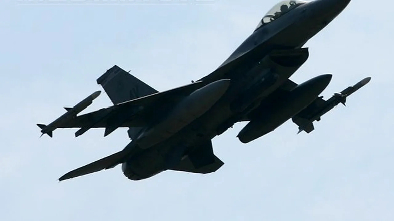 Un avion multirol F-16 s-a prăbuşit peste o clădire în California: Peste zece persoane, rănite