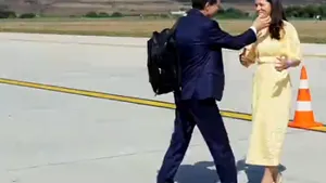 Nicușor Dan publică imagini cu Mirabela Grădinaru înaintea plecării spre New York: cei doi apar sărutându-se pe aeroport