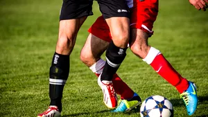 Suporter englez, reţinut de poliţie pentru că purta un tricou cu echipa adversă la un meci de fotbal. Bărbatul ar putea primi până la 15 ani în închisoare