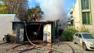 Incendiu puternic la o casă din Sectorul 2 al Capitalei: Risc de propagare a flăcărilor