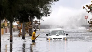 Valuri de şase metri inundă capitala cubaneză Havana