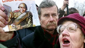 Sevastopol: Navă americană, întâmpinată cu proteste de proruşi