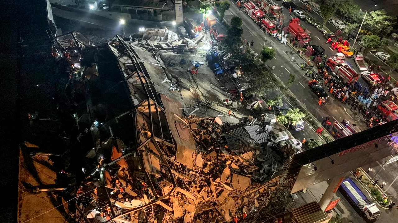 FOTO | VIDEO | Un hotel din China, în care se aflau persoane în carantină, s-a prăbuşit. Aproximativ 70 de oameni sunt blocaţi sub dărâmături