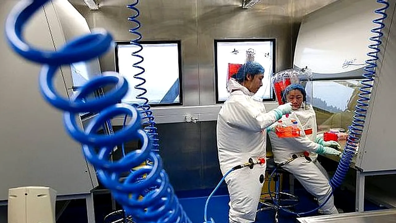 FOTO | Imagini rare din laboratorul din Wuhan: teoria conspiraţiei spune că aici s-ar fi ”creat” noul coronavirus. Oamenii de ştiinţă, îmbrăcaţi în costume SF