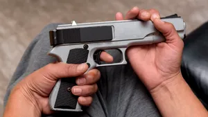 Trasul cu arma în poligon, sportul care te relaxează. Vasile este manager şi se deconectează în acest fel săptămânal
