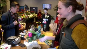 FOTO, VIDEO Mentalistul Cristian Gog a oferit flori pentru florărese, de 8 Martie