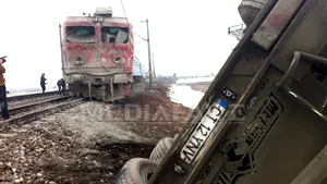 Un tren de călători a deraiat la Feteşti după ce a lovit o betonieră. Circulaţia a fost reluată după două ore, pe un fir - FOTO