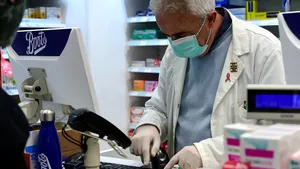 Se găsesc din nou măşti în farmacii. Şi chiar la preţuri rezonabile 