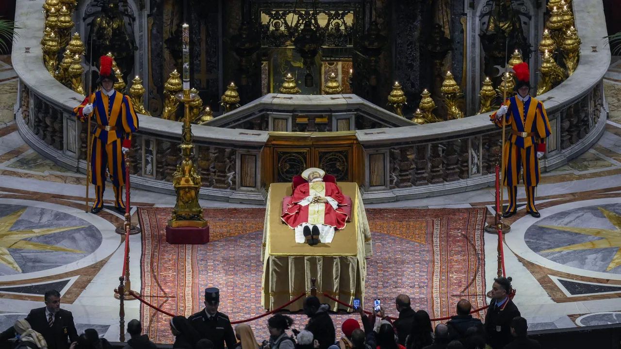 Aproximativ 65.000 de oameni i-au adus un ultim omagiu fostului papă Benedict al XVI-lea la Vatican