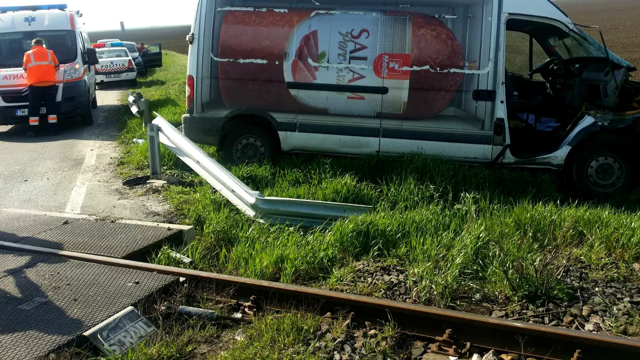 Accident FEROVIAR în Timiş: un tren de călători a lovit un microbuz. Traficul este blocat