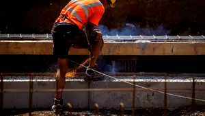 Avertismentul industriei: Noul proiect de OUG privind angajarea cetățenilor străini riscă să blocheze companiile corecte, să crească artificial costurile și să frâneze economia