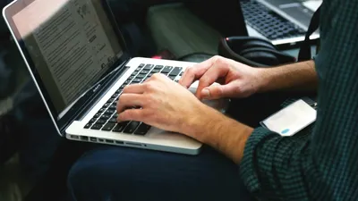 SOCIAL IT-ul rămâne domeniul cu cele mai mari salarii din România / Retailul și serviciile, la polul opus