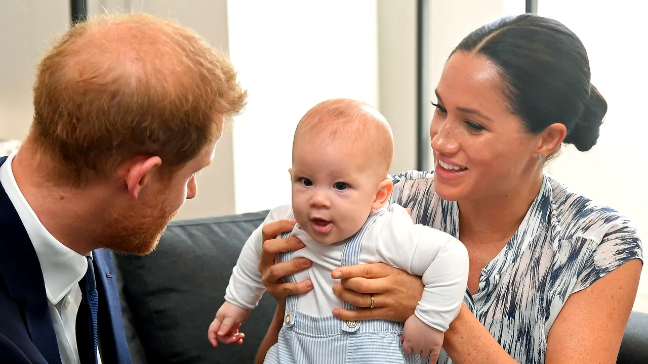 Astăzi este ziua micului prinţ. Cum arată Archie, fiul Ducilor de Sussex, surprins într-o fotografie cu mama sa