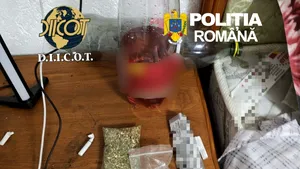 Droguri vândute de la fereastra unei case din Sibiu. Doi bărbați au fost reținuți