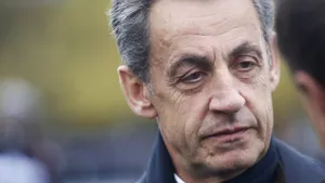 Nicolas Sarkozy creează polemici după declaraţiile privind cartea „10 negri mititei”

