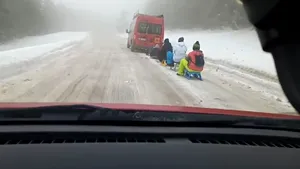 Microbuz filmat în timp ce trăgea sănii cu copii şi adolescenţi. Şoferul a fost identificat de poliţie
