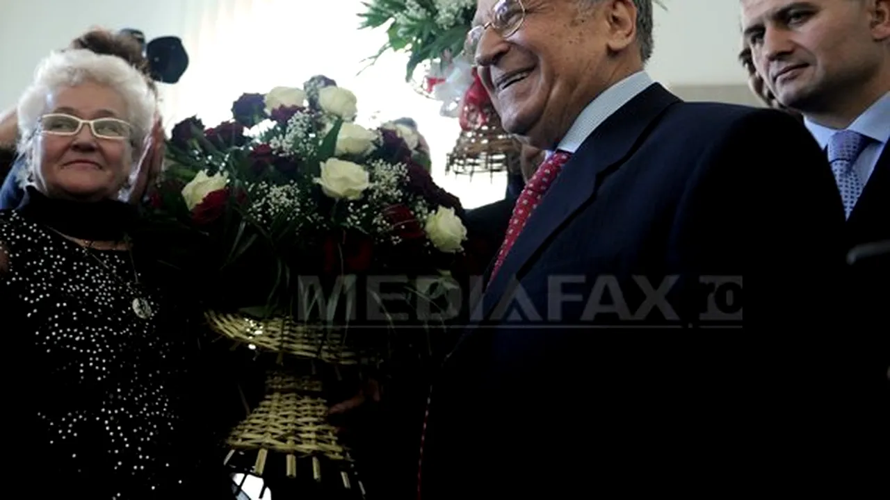 Ion Iliescu împlineşte astăzi 82 de ani. Ce cadou a primit de la Traian Băsescu