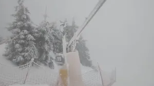 Probleme la munte. Instalaţiile pe cablu oprite şi concurs de schi anulat din cauza viscolului la Poiana Braşov