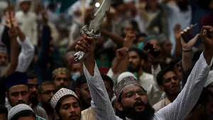 Zeci de mii de oameni au protestat în Pakistan, după ce publicaţia franceză Charlie Hebdo a republicat caricaturile cu profetul Mahomed