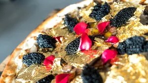 Pizza extravagantă de pe Wall Street care costă 2000 de dolari: Trufe franţuzeşti, caviar din Marea Caspică şi frunze din aur comestibil