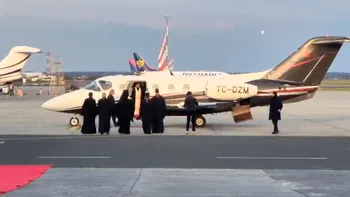 VIDEO UPDATE Avionul care aduce Sfânta Lumină din Ierusalim a ajuns la București
