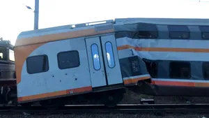 VIDEO | 11 răniţi după ce două trenuri s-au ciocnit în Ploieşti. O victimă a fost preluată de elicopterul SMURD / Arafat: Nu cred că vom avea pacienţi în stare critică
