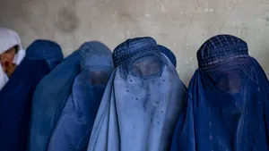 Afganistan: Talibanii interzic în universități cărțile scrise de femei