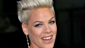 Pink a pozat topless pentru Bryan Adams