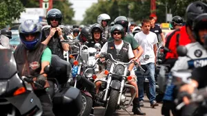 Concursuri de băut bere ori de adus sticle cu whisky de pe fundul piscinei, la 