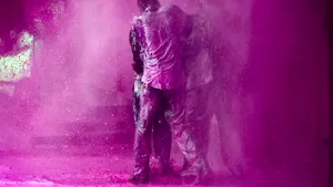 Violenţe în Uganda: Forţele de ordine i-au împroşcat pe liderii opoziţiei cu un lichid violet - FOTO