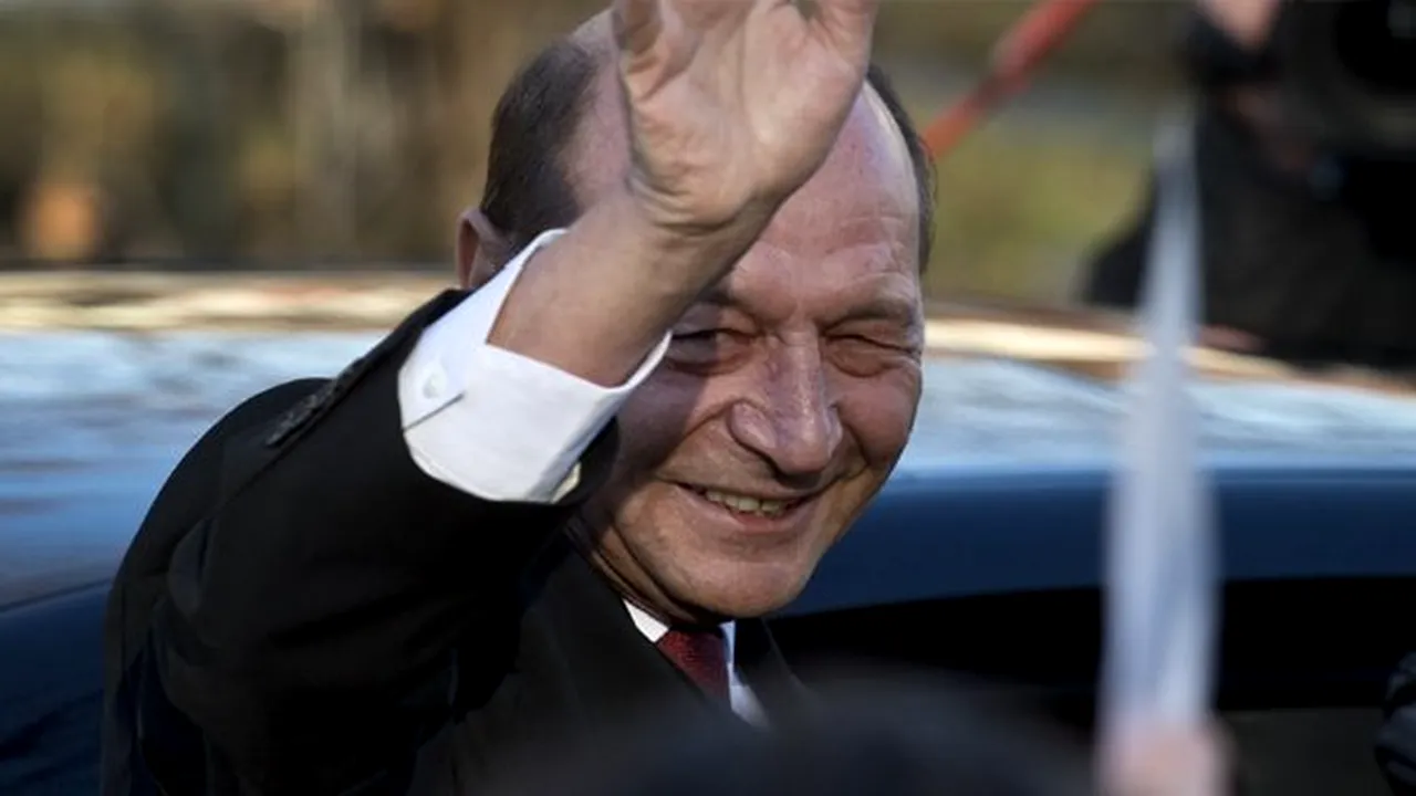 Băsescu a petrecut sfârşitul de mandat alături de soţie şi liderii PMP, la o berărie din Herăstrău. Elena Udrea s-a urcat pe scenă şi a cântat, alături de un interpret - VIDEO, FOTO