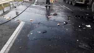 Accident pe A1: Un camion încărcat cu bitum s-a ciocnit cu un alt camion şi o maşină - FOTO