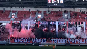 „Orice virus trebuie ars”. Coregrafie spectaculoasă anti-coronavirus în una dintre puţinele ţări unde fanii au revenit pe stadion