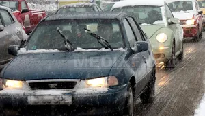 Poliţia Rutieră: Sute de şoferi au fost amendaţi pentru neechiparea maşinilor pentru sezonul rece