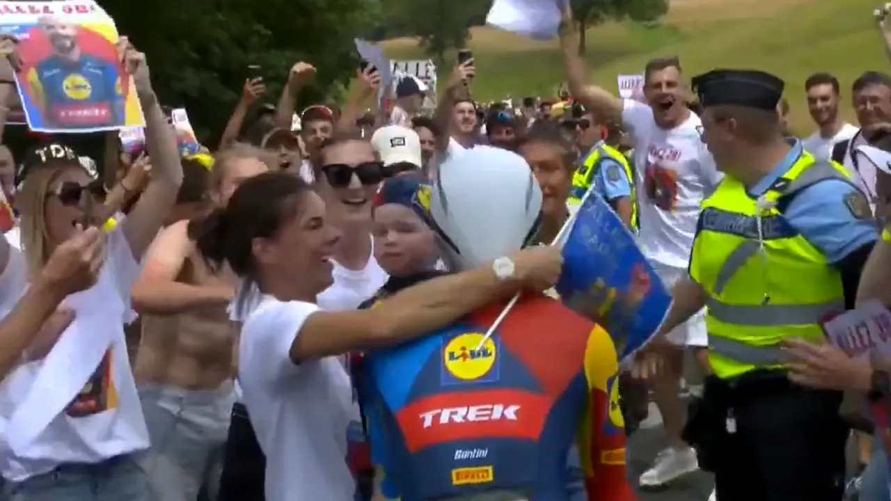 Ciclistul Julien Bernard a fost amendat pentru că s-a oprit să îşi sărute soţia în timpul Turului Franţei