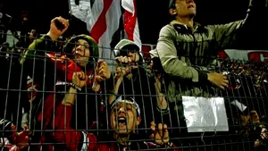 Suporterii dinamovişti au încercat să intre la vestiare