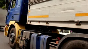 TIR-ul intrat în zidul muzeului din comuna giurgiuveană Călugăreni a fost scos dintre dărâmături