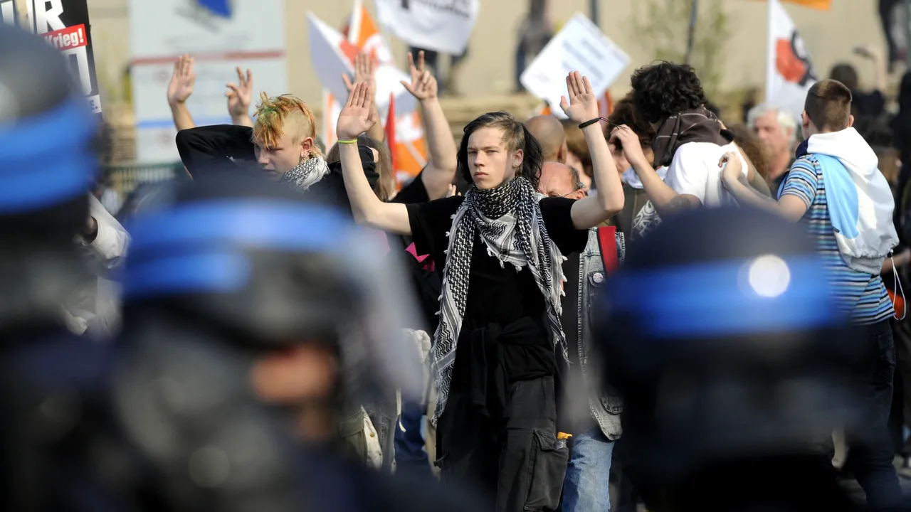Sute de persoane, reţinute în timpul manifestaţiilor anti-NATO de la Strasbourg