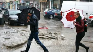 AVERTIZARE METEO de ploi şi vânt, lapoviţă şi ninsoare la munte. Care sunt zonele afectate. PROGNOZA METEO pentru miercuri şi joi