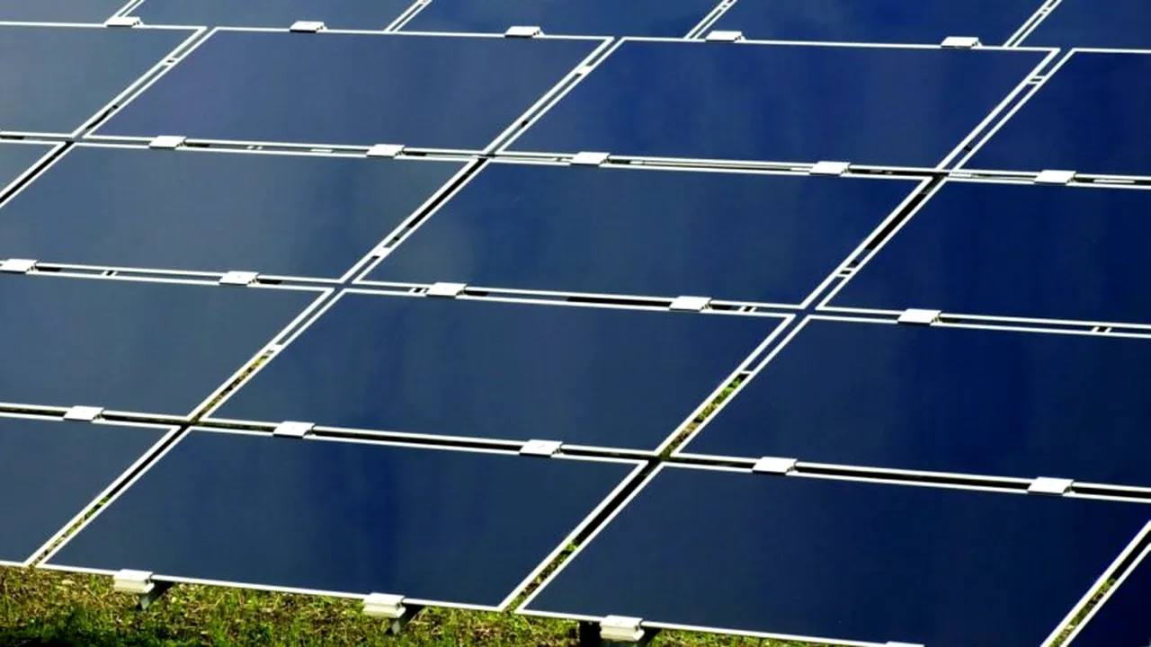 Sisteme fotovoltaice vor fi montate pe acoperişurile centralelor hidroelectrice de pe râul Olt