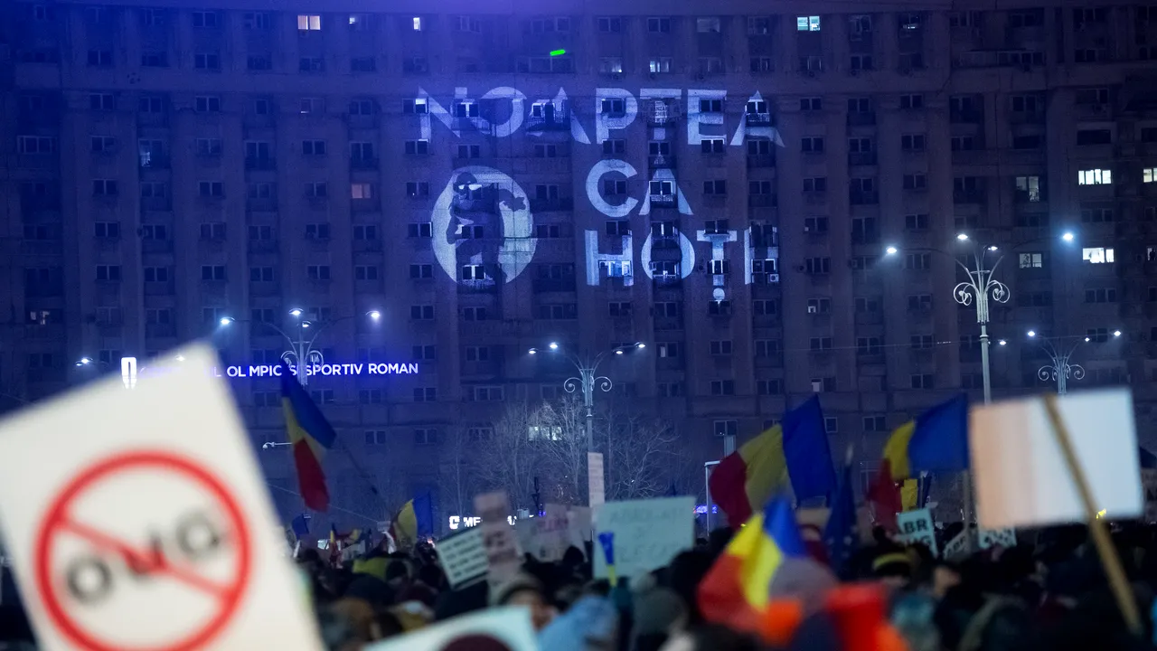 Go4It: Cum au fost proiectate mesajele luminoase pe clădirile de la Piaţa Victoriei