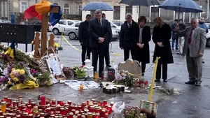 Principesa Margareta şi principele Radu au aprins lumânări şi au depus flori la clubul Colectiv - FOTO  