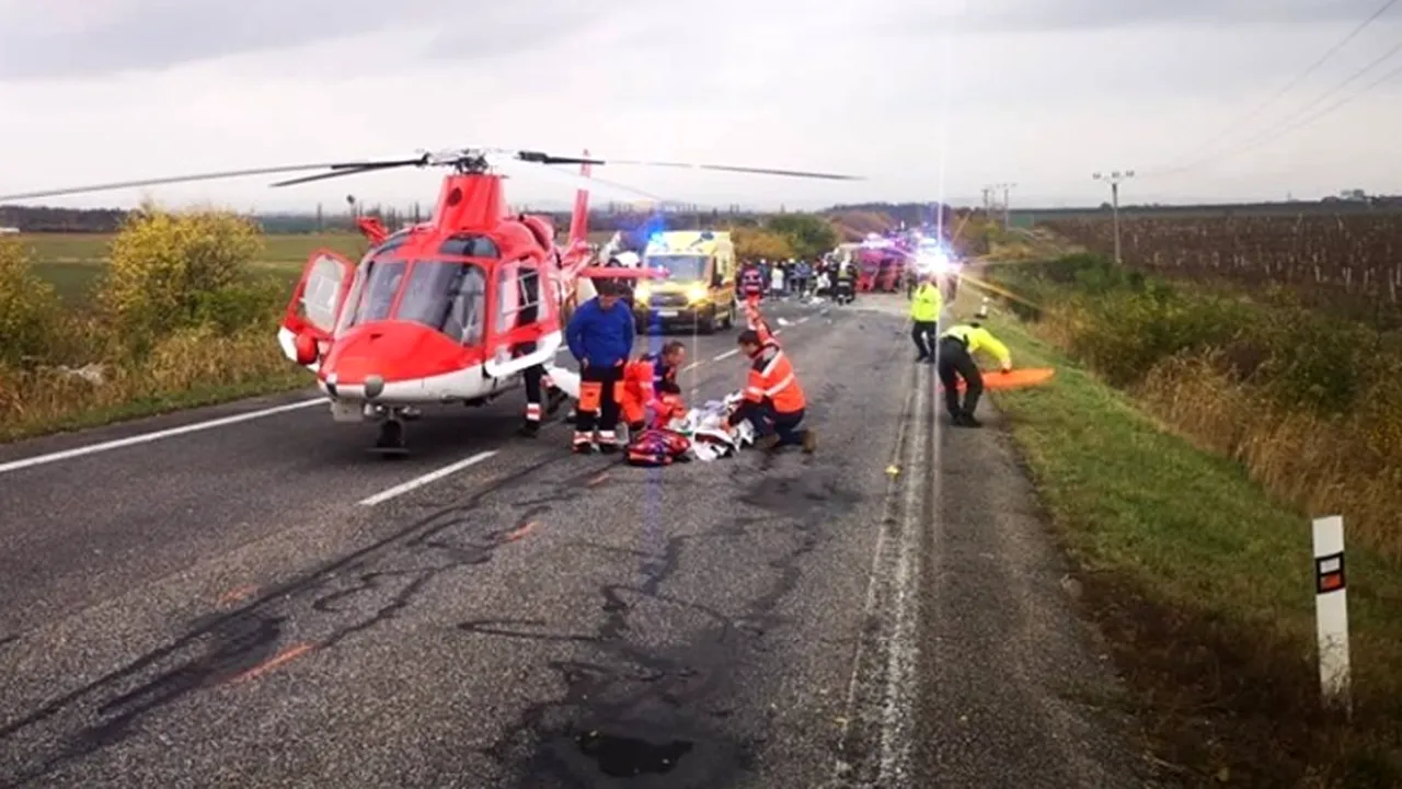 FOTO | Accident teribil: Cel puţin 13 morţi şi zeci de răniţi, după ce un autobuz s-a ciocnit cu un camion în Slovacia 