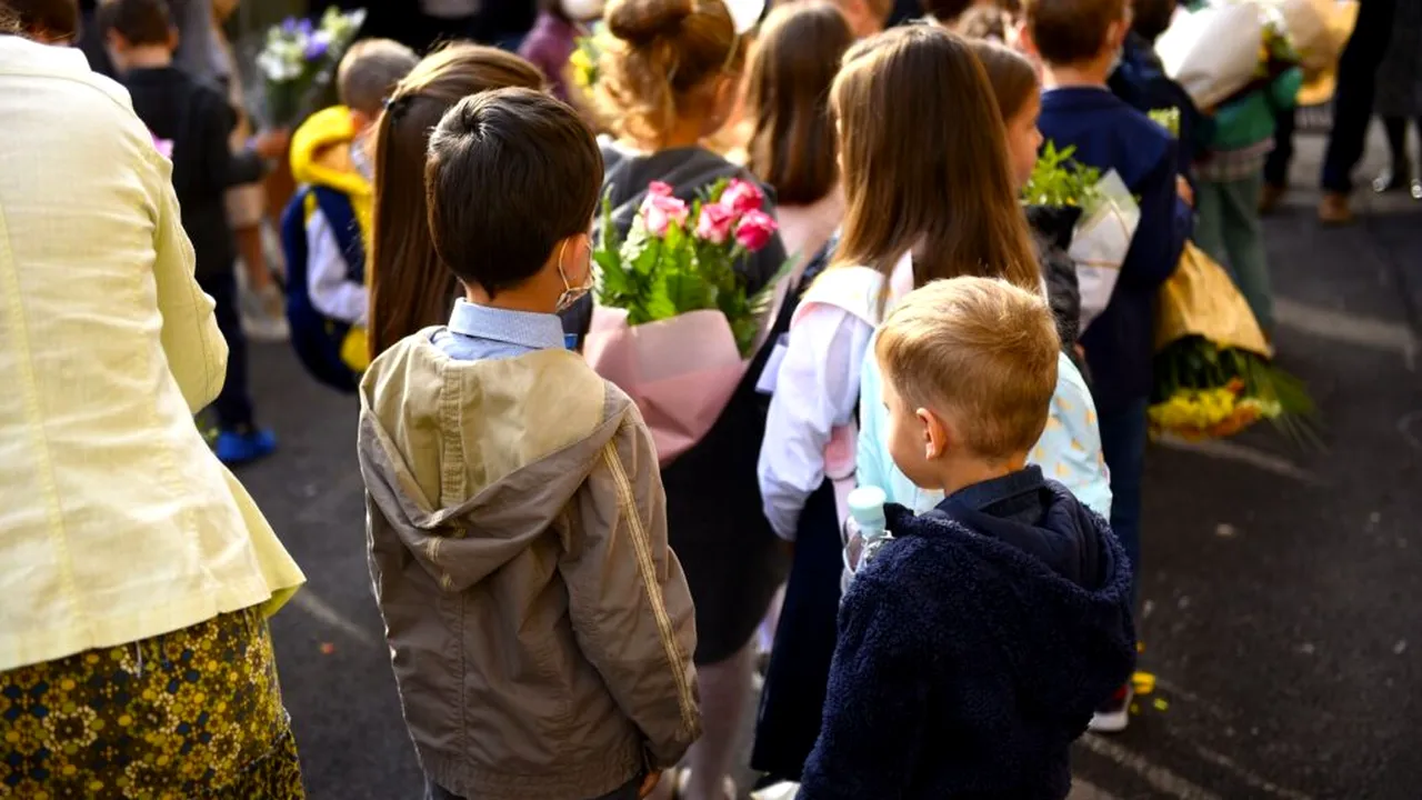 Patru din zece părinți români care muncesc în străinătate vor să revină definitiv în țară. Ce arată un nou sondaj