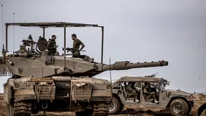 O lungă coloană de tancuri israeliene a părăsit Fâşia Gaza odată cu începerea încetării focului