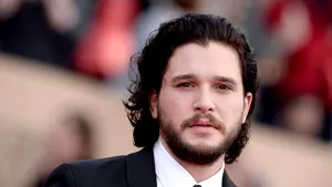 FOTO ”Jon Snow” se face băiat de casă şi renunţă o perioadă la lumina reflectoarelor: ”Îmi doresc câţiva ani de obscuritate”