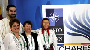 Ziariştii acreditaţi la Summitul NATO vor cânta 