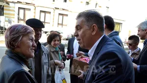Bistriţa: Valeriu Zgonea a împărţit mărţişoare, inclusiv în sediul PNL - FOTO